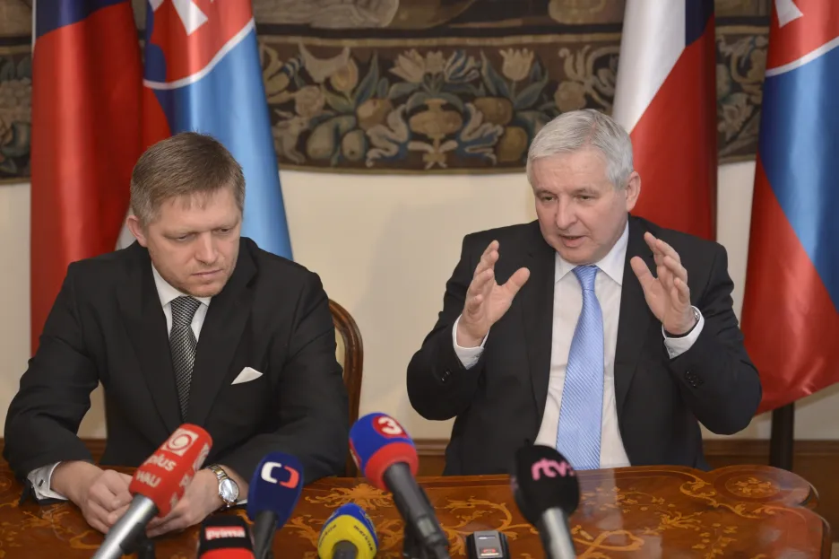 Premiér v demisi Jiří Rusnok (vpravo) a slovenský premiér Robert Fico