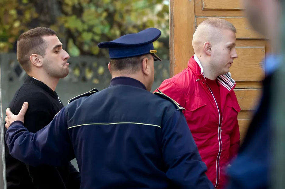 Alexandru Bituu (vlevo) a Eugen Darie (vpravo) u rumunského soudu