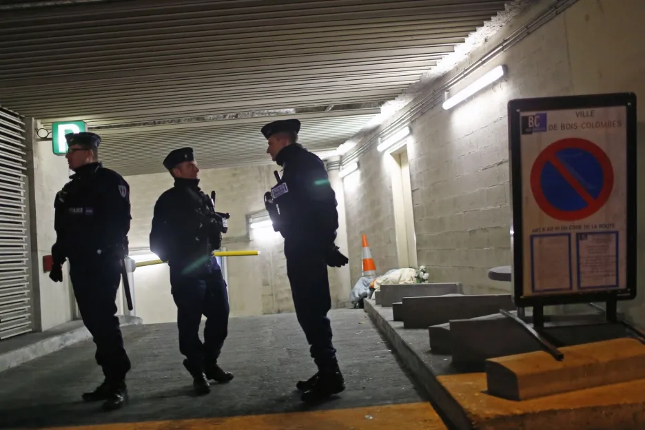 Policisté v místě zatčení pařížského střelce