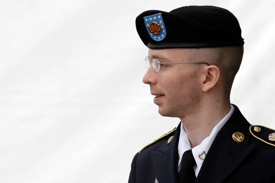 Bradley Manning opouští soudní místnost