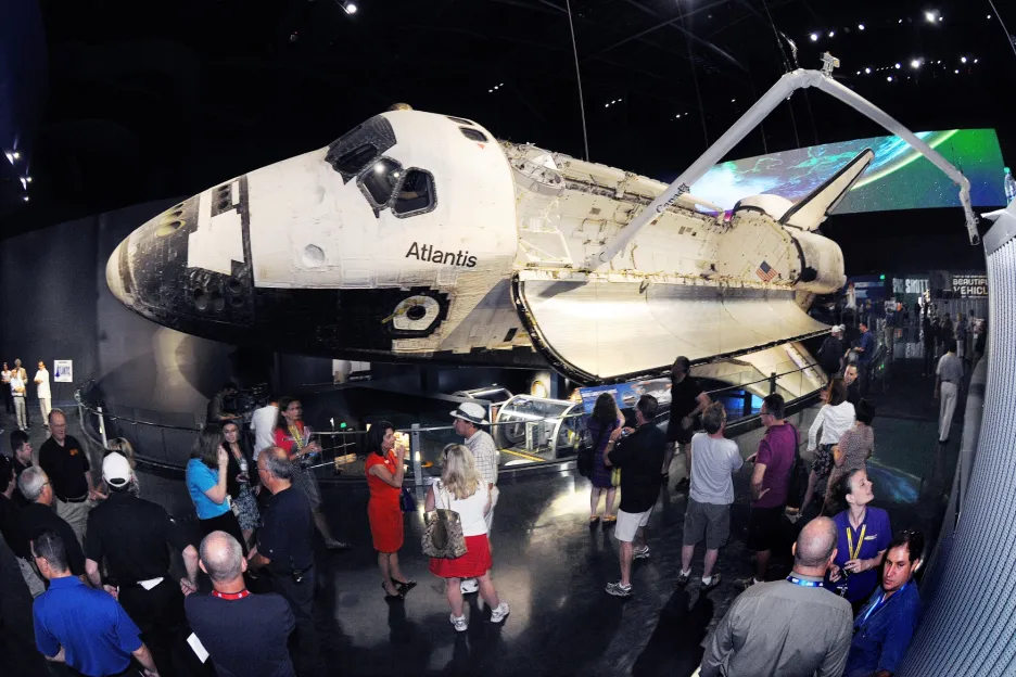 Raketoplán Atlantis jako hlavní exponát výstavy v Kennedyho vesmírném středisku na Floridě