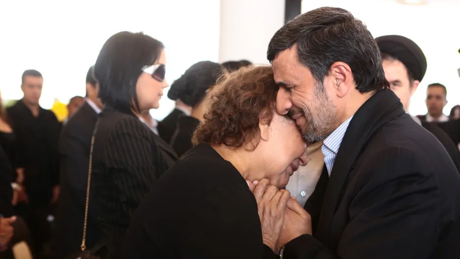Ahmadínežád objímá Chávezovu matku