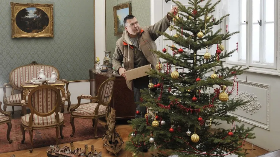 Příprava na vánoční prohlídky na zámku Hrubý Rohozec