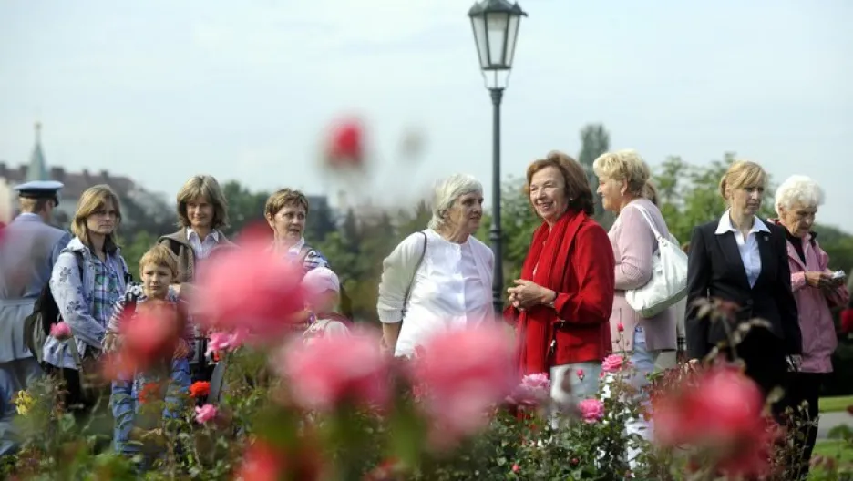 První dáma ukazuje návštěvníkům tzv. produkční zahradu