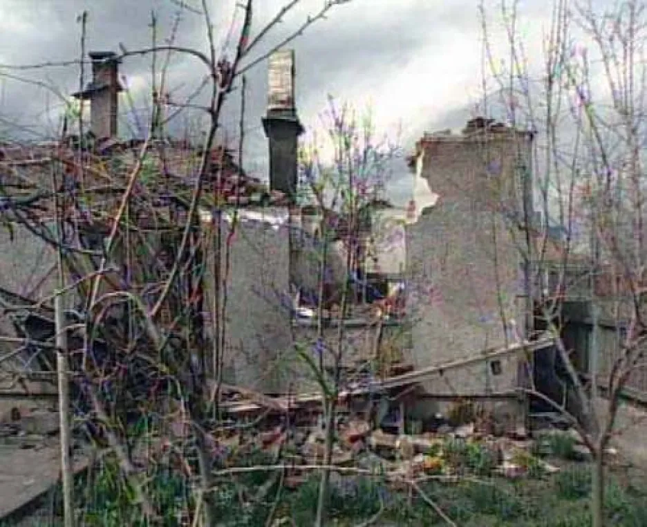 Vesnice zničená během občanské války v Kosovu