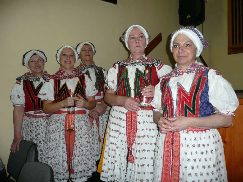 Děvčata ze starší skupiny souboru Velička se budou určitě usmívat i na půdě hostitele v Ostrožské Lhotě