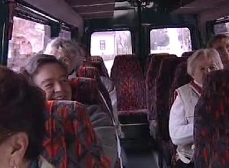 Cestující v minibusu