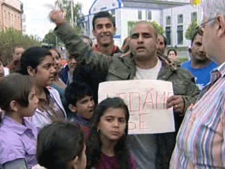 Protestující Romové