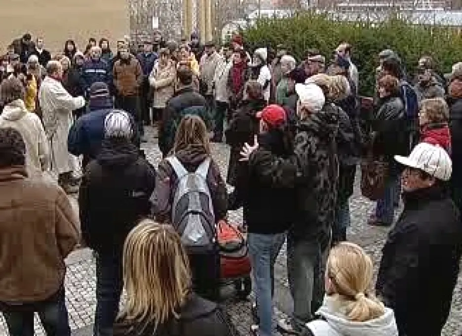 Demonstrující karlovarští občané