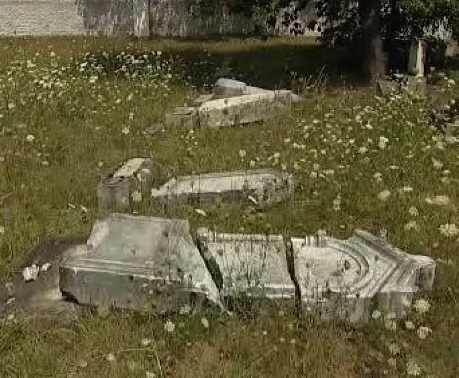 Zničený židovský hřbitov