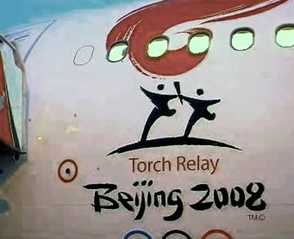 Logo na letadle s olympijskou pochodní