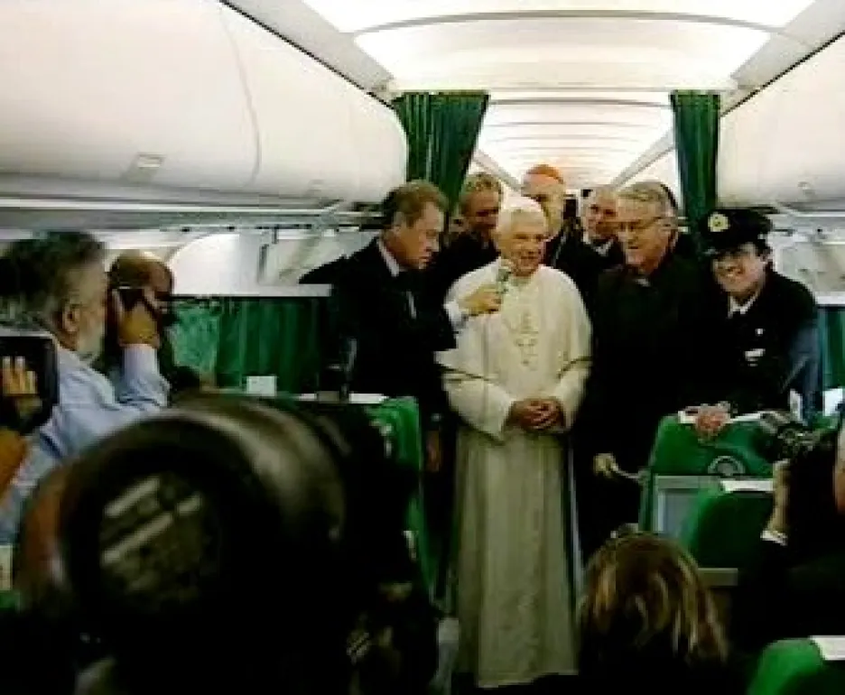 Papež Benedikt XVI. v letadle