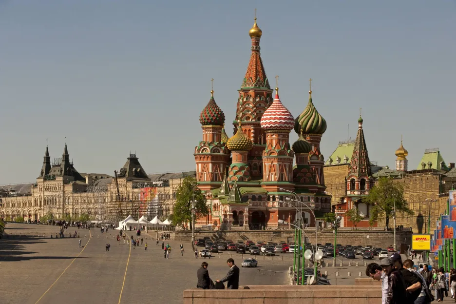 Moskva: rozlehlé náměstí a Bazilika Vasila Blaženého