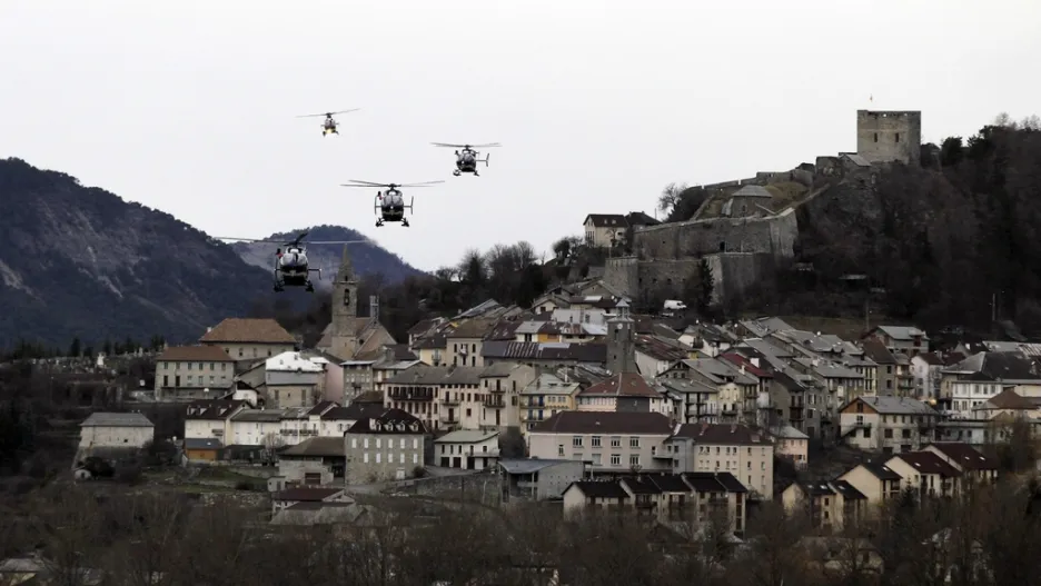 Vrtulníky nad městem Seyne-les-Alpes