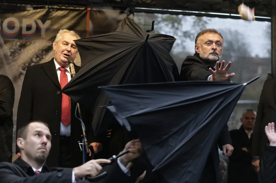 Deštníky bránily prezidenta Zemana před vajíčky a rajčaty