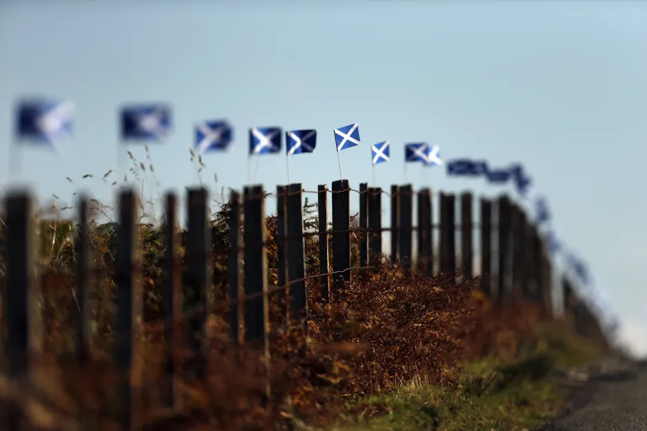 Skotské vlaječky lemují plot před referendem o nezávislosti