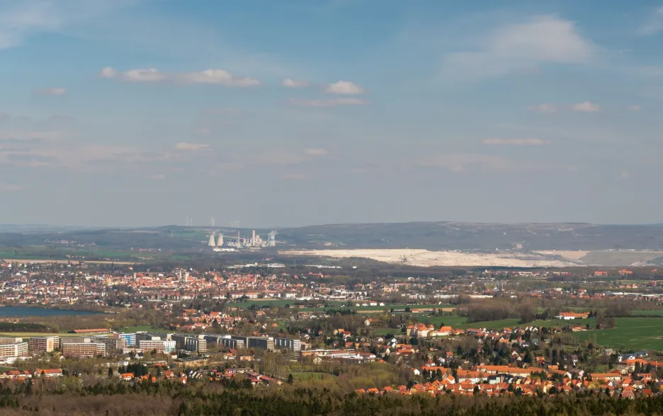 Na pozadí města Žitava elektrárna Turów a přilehlý uhelný velkolom