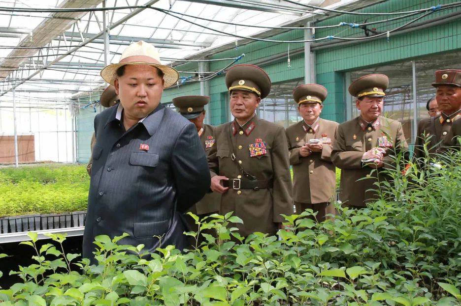 Kim Čong-un kouká na pučící rostlinstvo ve sklenících