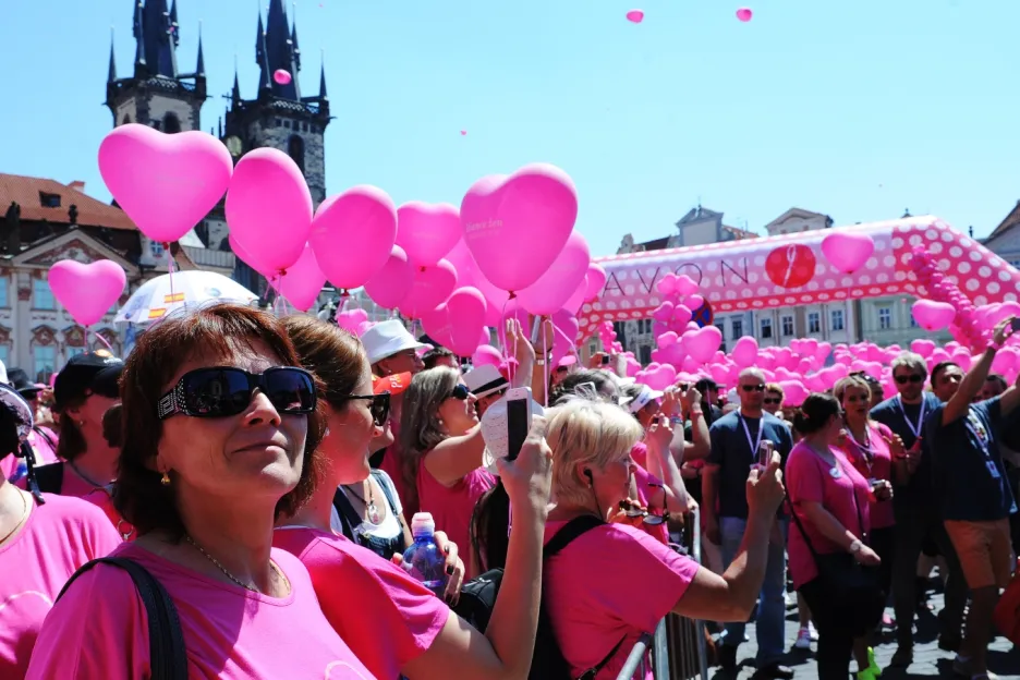 Pochod proti rakovině prsu na Staroměstském náměstí