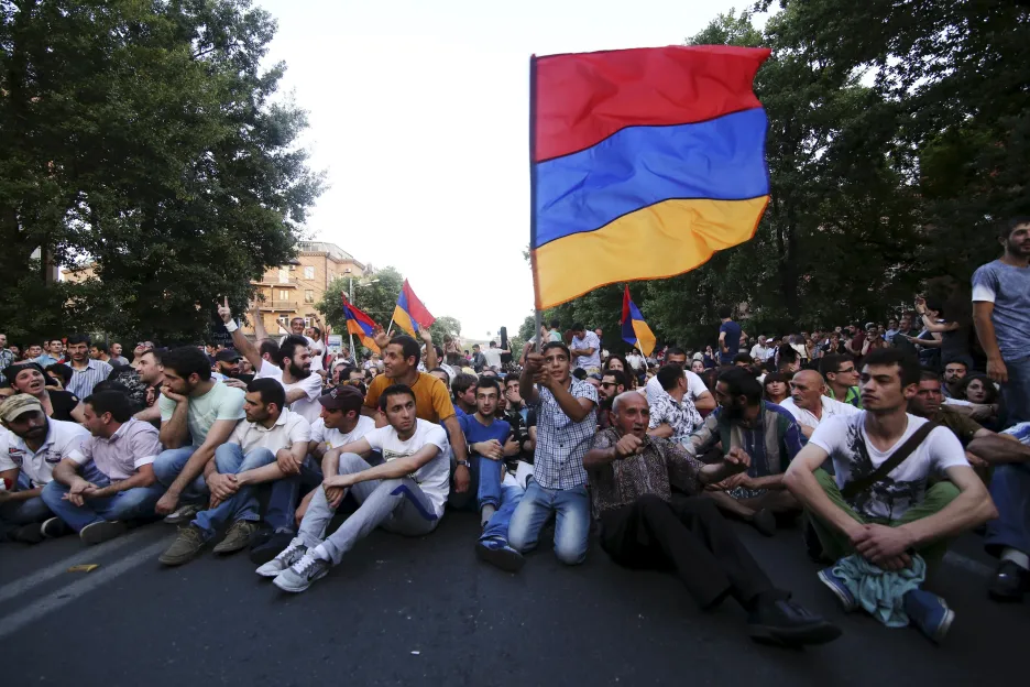Demonstranti v centru arménské metropole Jerevanu