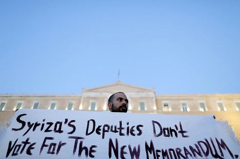Demonstrace před řeckým parlamentem