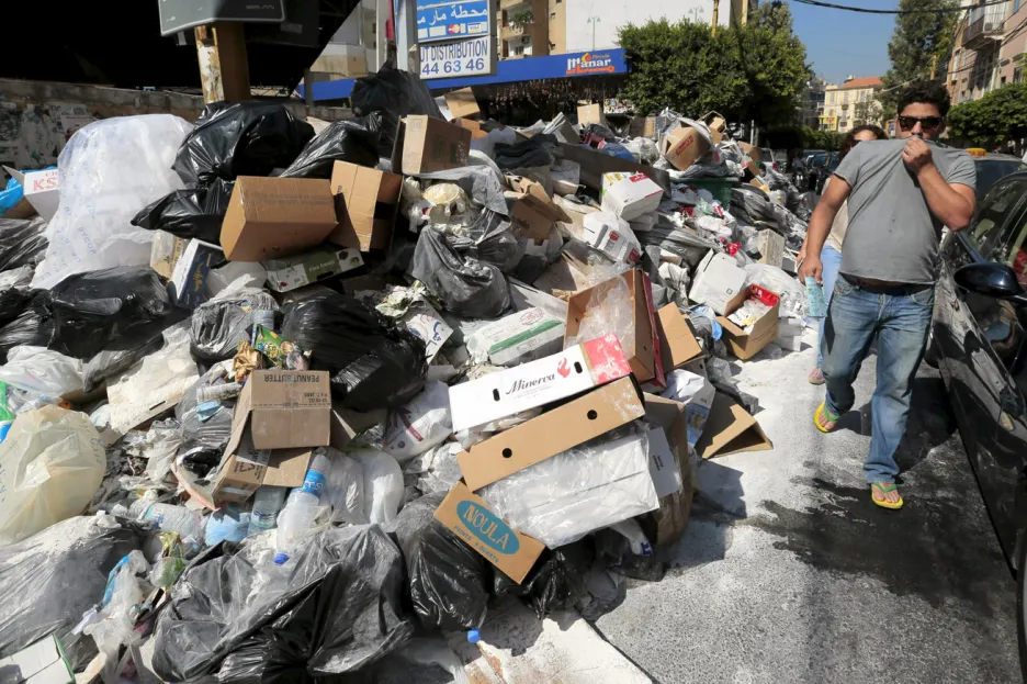Obyvatele Bejrútu obtěžuje zápach z tun odpadků v ulicích
