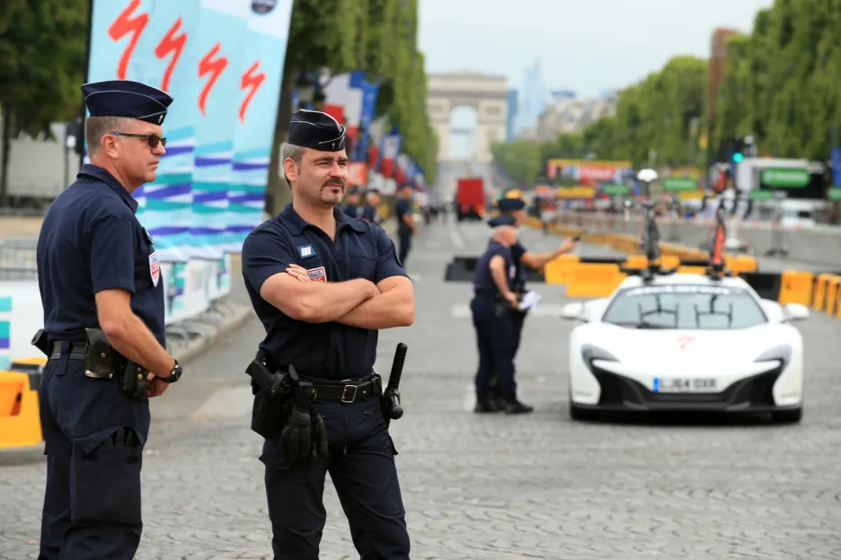 Policie v Paříži je kvůli dojezdu Tour de France v pohotovosti