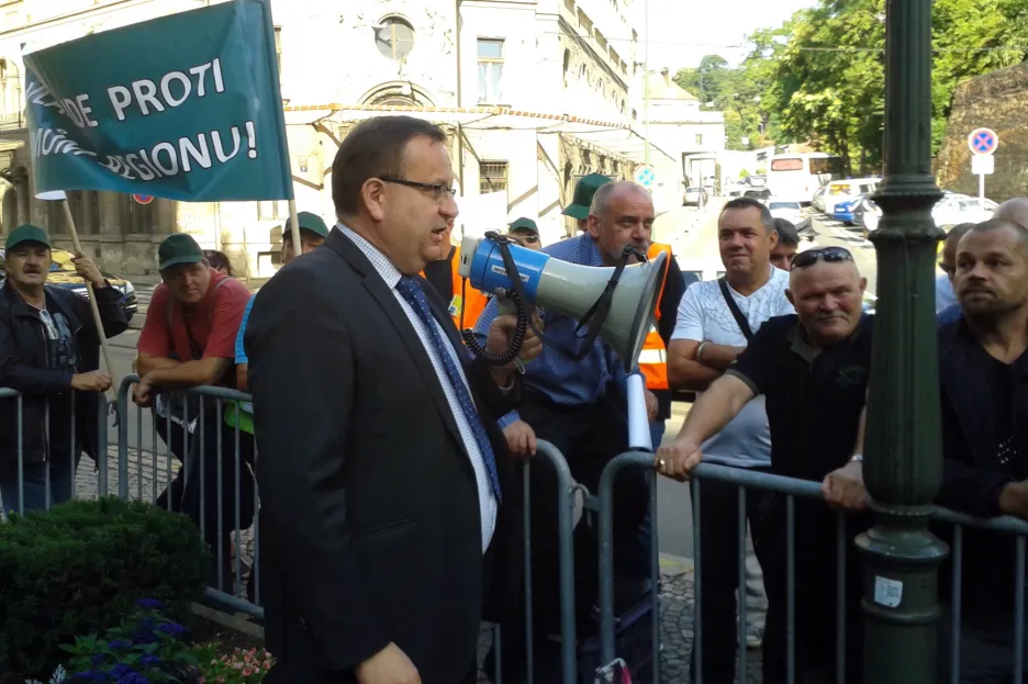 Ministr průmyslu Jan Mládek (ČSSD) hovoří k horníkům demonstrujícím před úřadem vlády