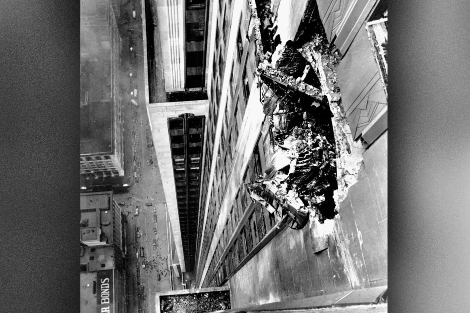 Trosky bombardéru B-25 čnějící z mrakodrapu Empire State Building