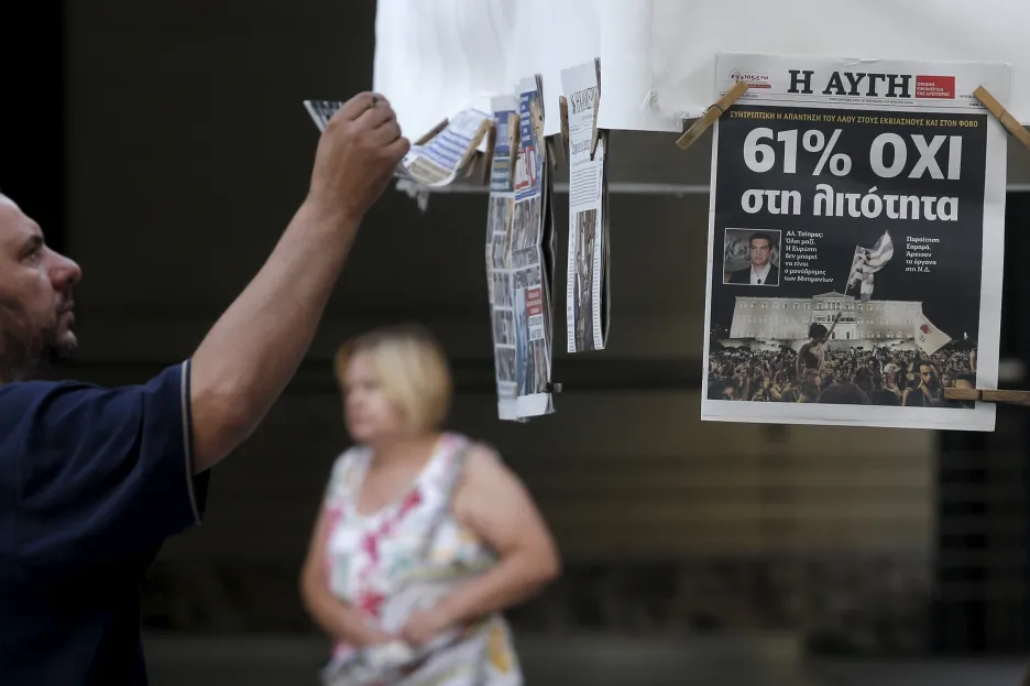 Muž studující výsledky řeckého referenda