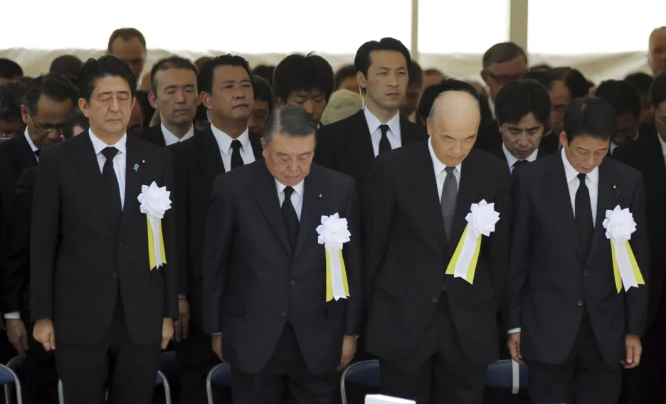 Šinzó Abe a další členové japonské vlády v tiché modlitbě za oběti Nagasaki