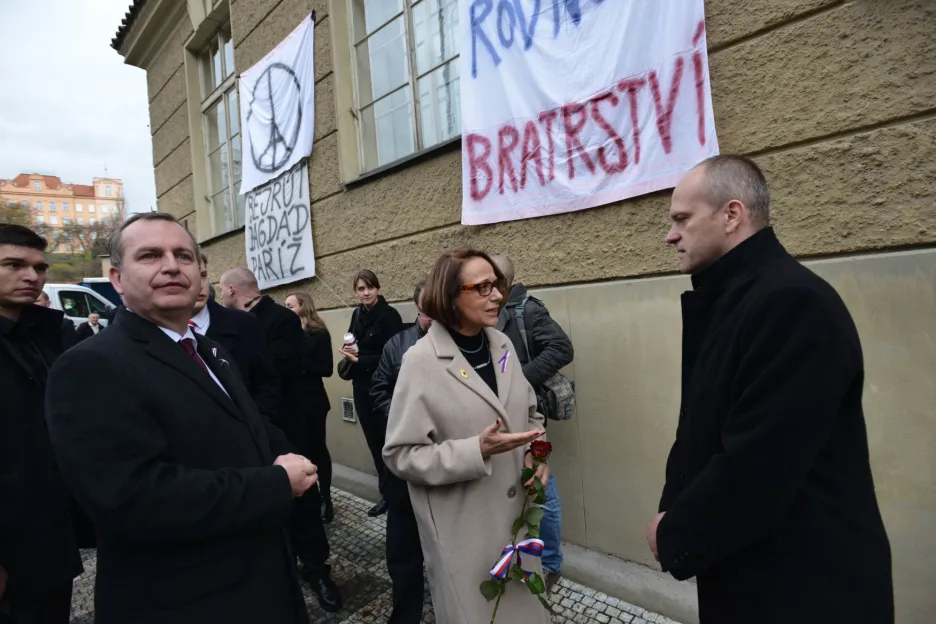 Rektor Univerzity Karlovy Tomáš Zima a primátorka Adriana Krnáčová žádají o povolení projít zábranou na Albertově