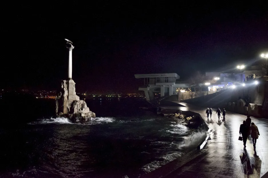 Potemnělé vycházkové korzo černomořského Sevastopolu