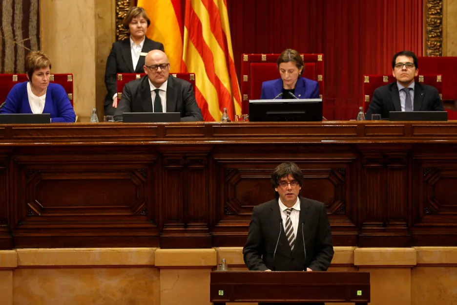 Carles Puigdemont (vpředu) v katalánském parlamentu