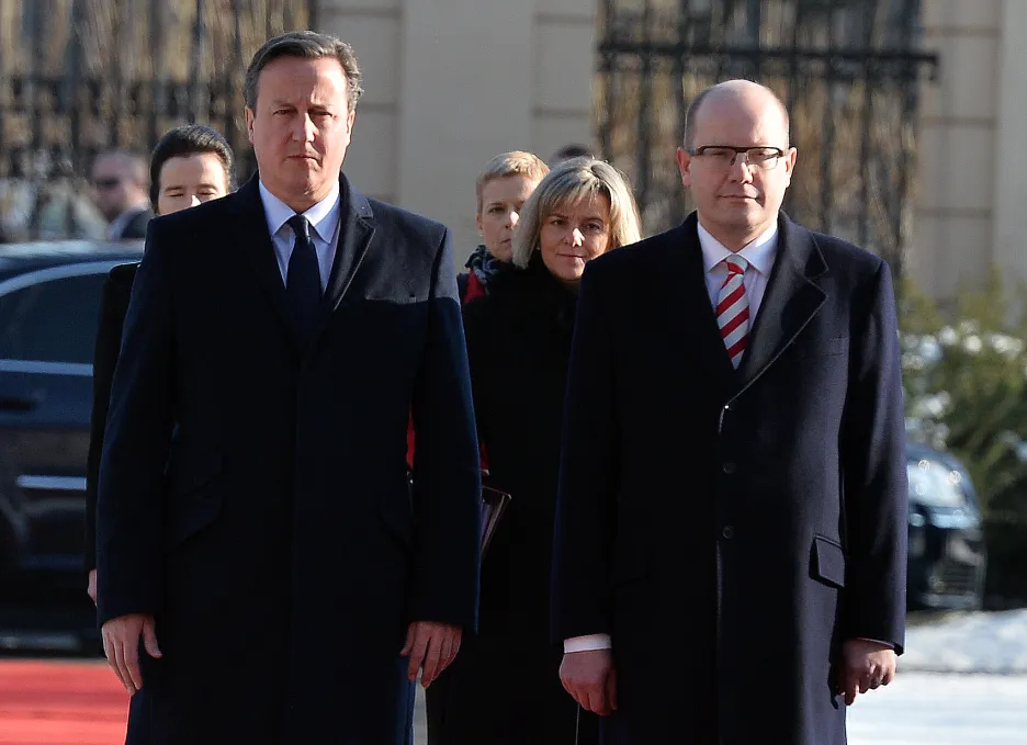 Premiér Bohuslav Sobotka přivítal v Praze britského premiéra Davida Camerona (vlevo).