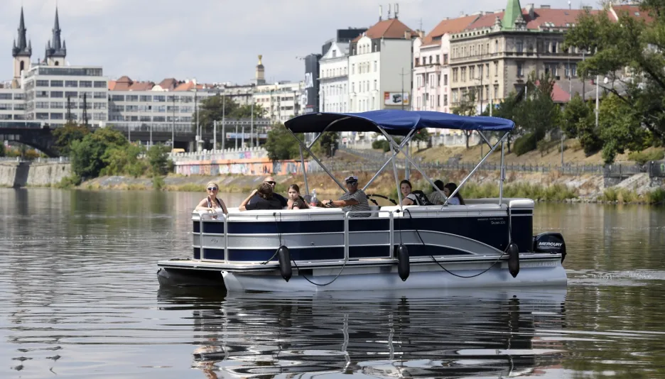 Nový přívoz propojuje pražské Holešovice s ostrovem Štvanice a Karlínem