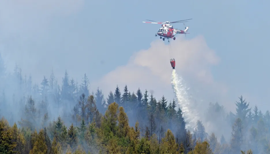 Hašení lesního požáru na Rokycansku