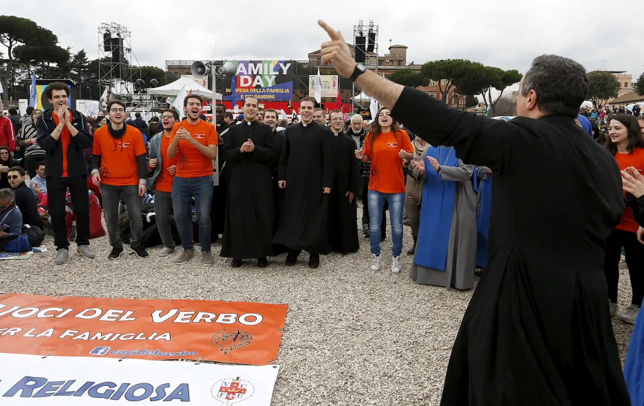 Katoličtí kněží na římské demonstraci proti sňatkům osob stejného pohlaví
