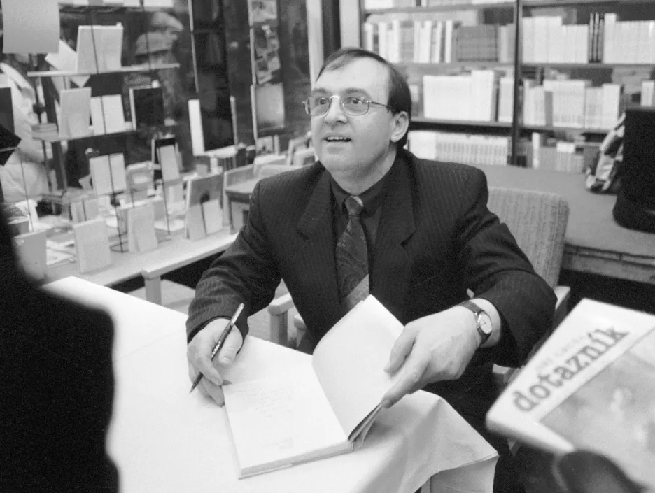 Jiří Gruša při jedné ze svých autogramiád v roce 1990