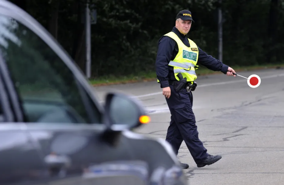 Policista při kontrole auta