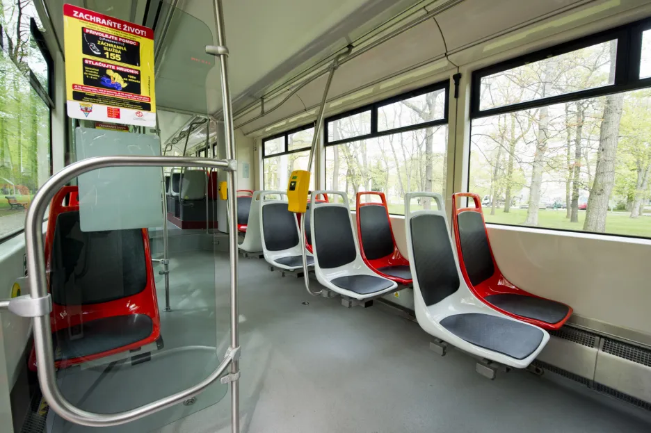 Tramvaj 14T s nově uspořádanými sedadly