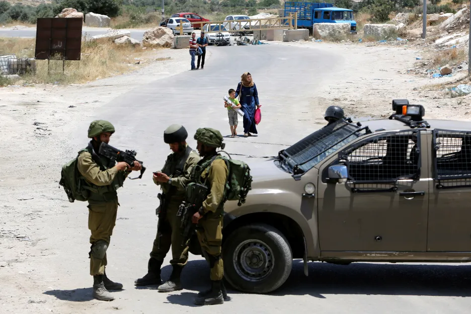 Izraelští vojáci hlídkují u vesnice Jatta