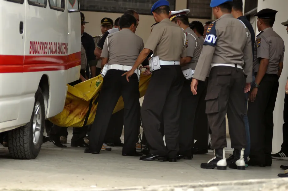 Indonéská policie přenáší pytel s údajnými ostatky teroristy Santosa