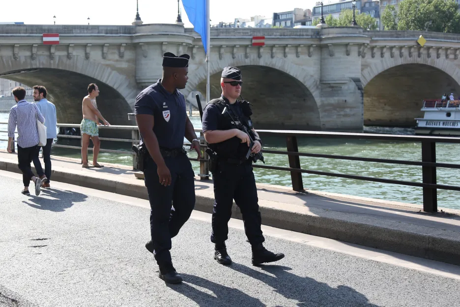 Policisté na nábřeží Seiny v Paříži