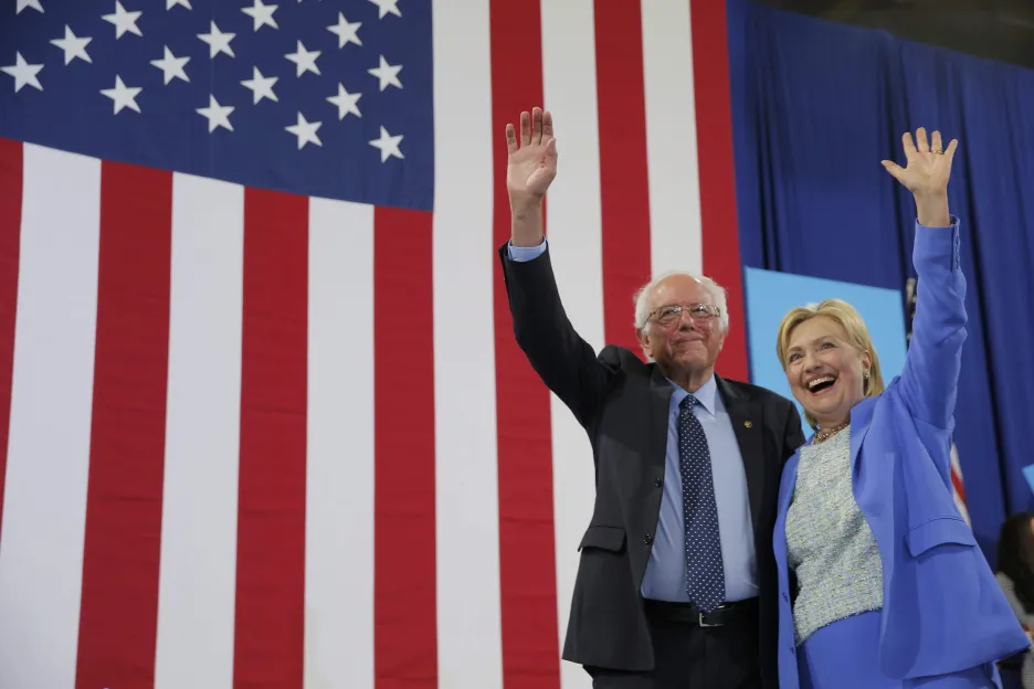 Bernie Sanders a Hillary Clintonová při společném vystoupení v rámci předvolební kampaně