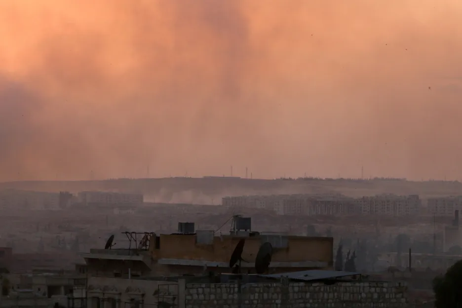 Město Aleppo ve večerním oparu