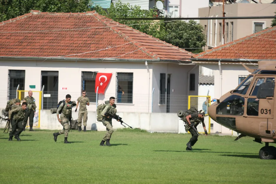 Policejní jednotky pátrají po skupině povstaleckých vojáků