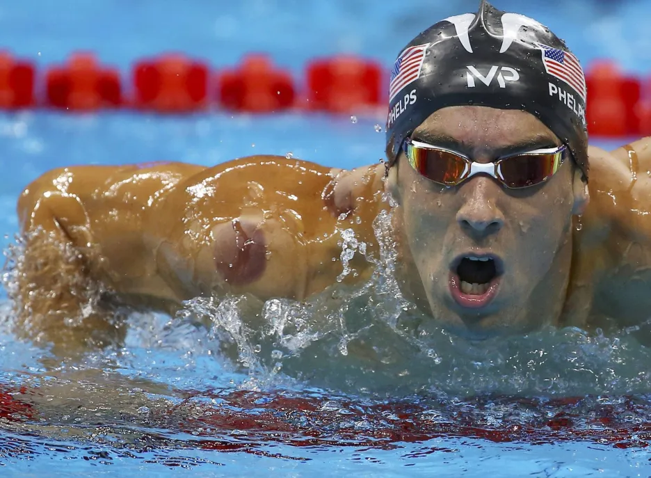 Michael Phelps (USA) s výraznou skvrnou na pravém rameni