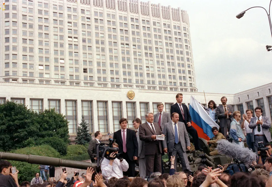 Ruský prezident Boris Jelcin na tanku před parlamentem 