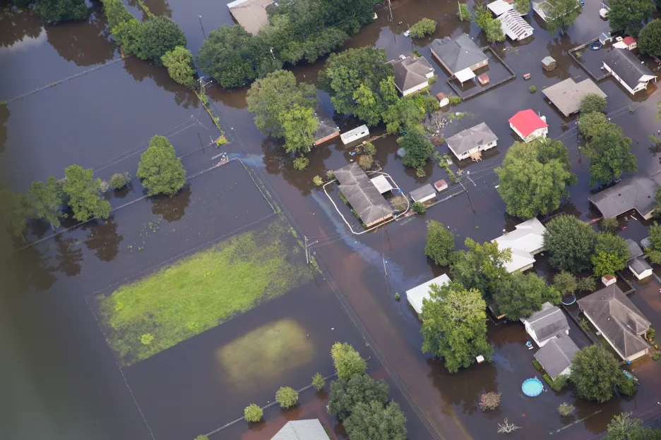 Zaplavené předměstí Sorrenta v Louisianě. Snímek ze 17. srpna